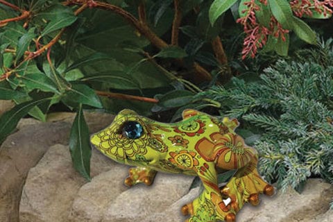 Eye-Catching Polyresin Frog Decor