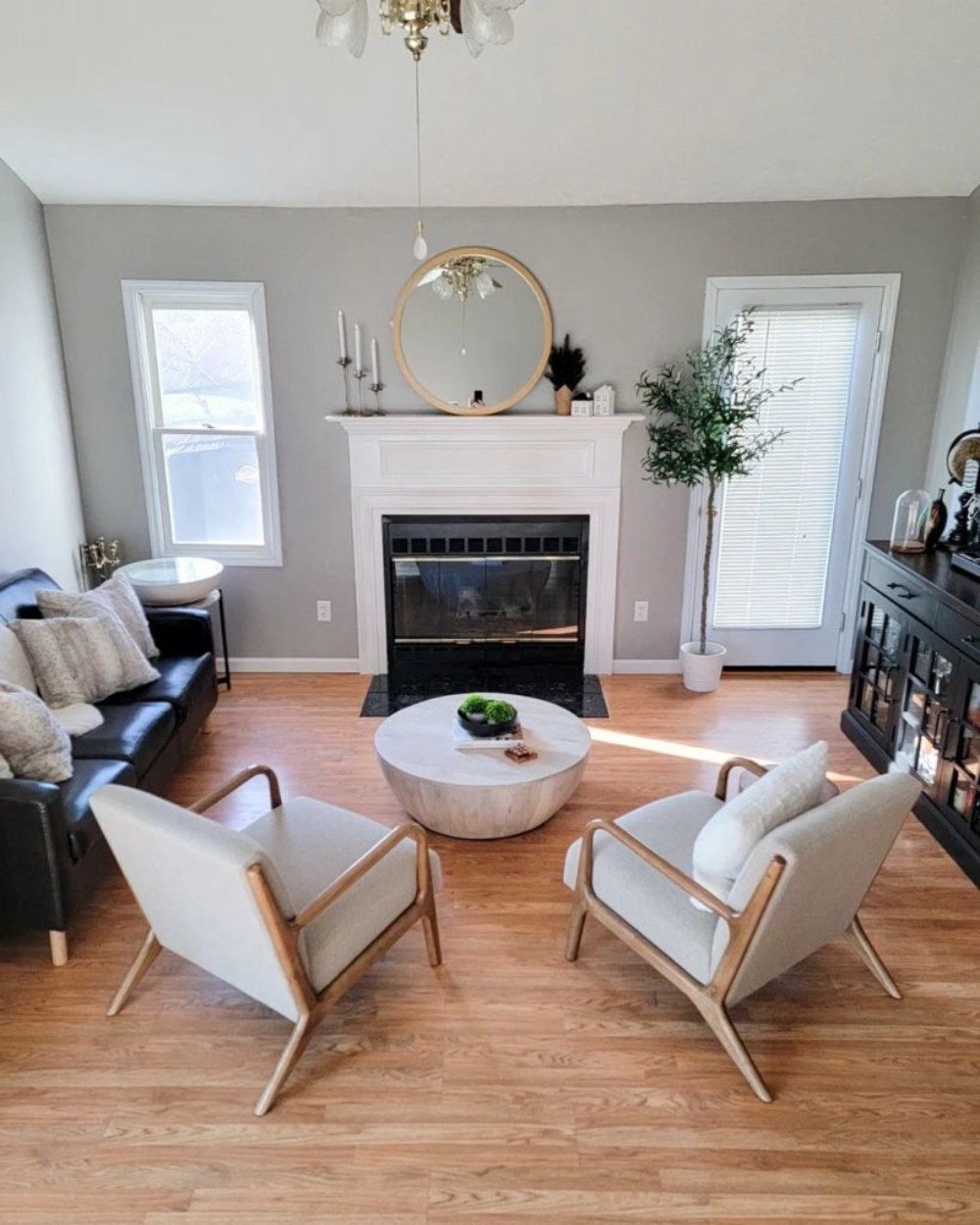 Distressed Mango Wood Coffee Table in Round Shape Distressed White By the Urban Port UPT-32181